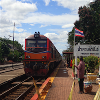 Zugfahrt von Pran Buri oder Sam Roi Yot nach Bang Sapahan oder Chumpon